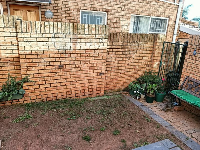 To Let 2 Bedroom Property for Rent in Rangeview Gauteng