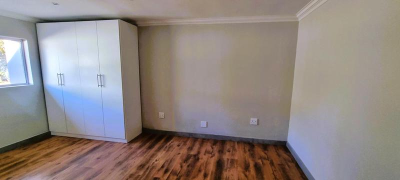 5 Bedroom Property for Sale in Wierda Park Gauteng