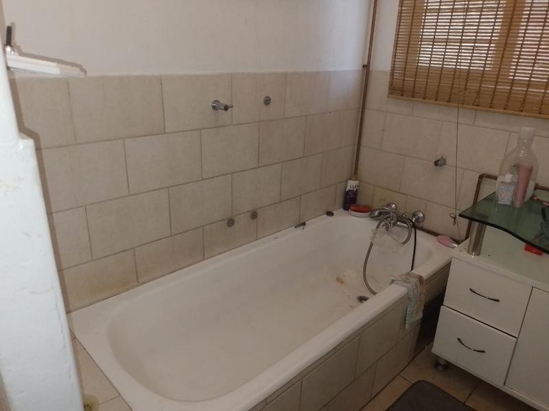 To Let 2 Bedroom Property for Rent in Florida Gauteng