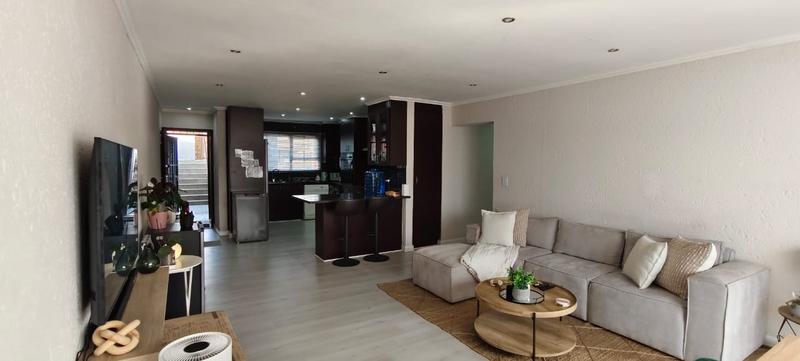 To Let 3 Bedroom Property for Rent in Lakefield Gauteng