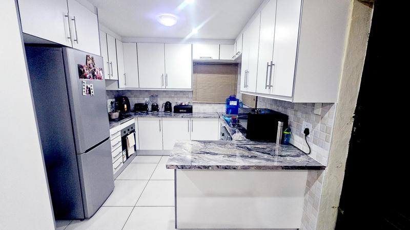 To Let 5 Bedroom Property for Rent in Leopard
