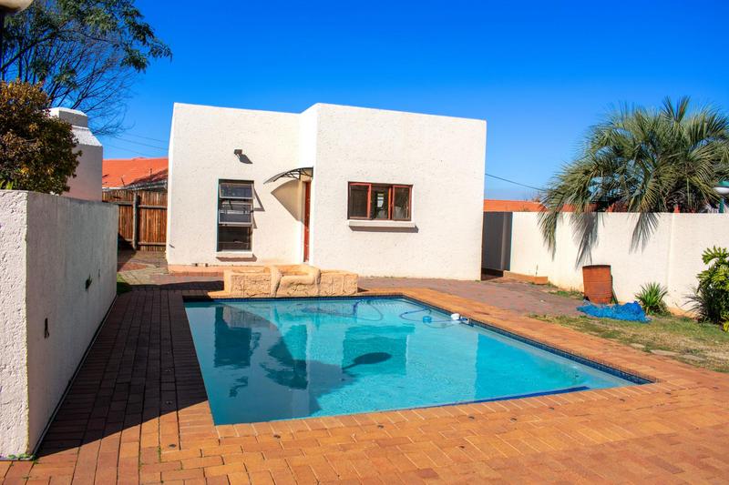 To Let 1 Bedroom Property for Rent in Florida Gauteng