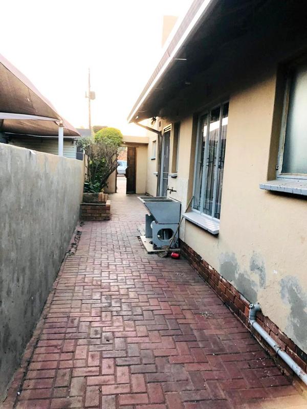 To Let 3 Bedroom Property for Rent in Dhlamini Gauteng