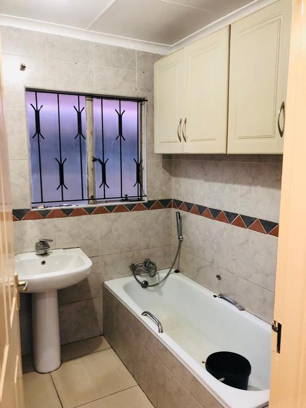 To Let 3 Bedroom Property for Rent in Dhlamini Gauteng