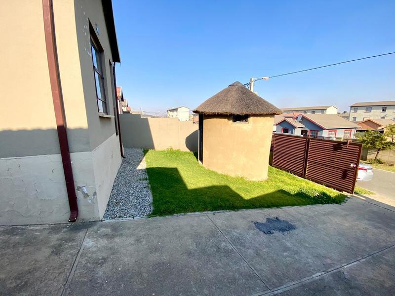To Let 2 Bedroom Property for Rent in Fleurhof Gauteng