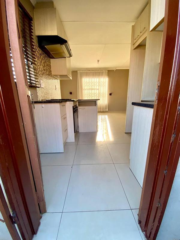 To Let 2 Bedroom Property for Rent in Fleurhof Gauteng
