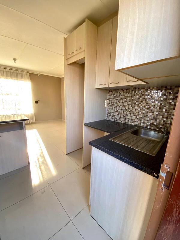 To Let 2 Bedroom Property for Rent in Fleurhof Gauteng