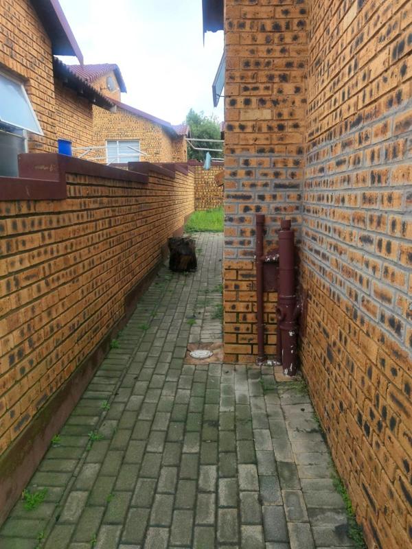 To Let 2 Bedroom Property for Rent in Honeypark Gauteng