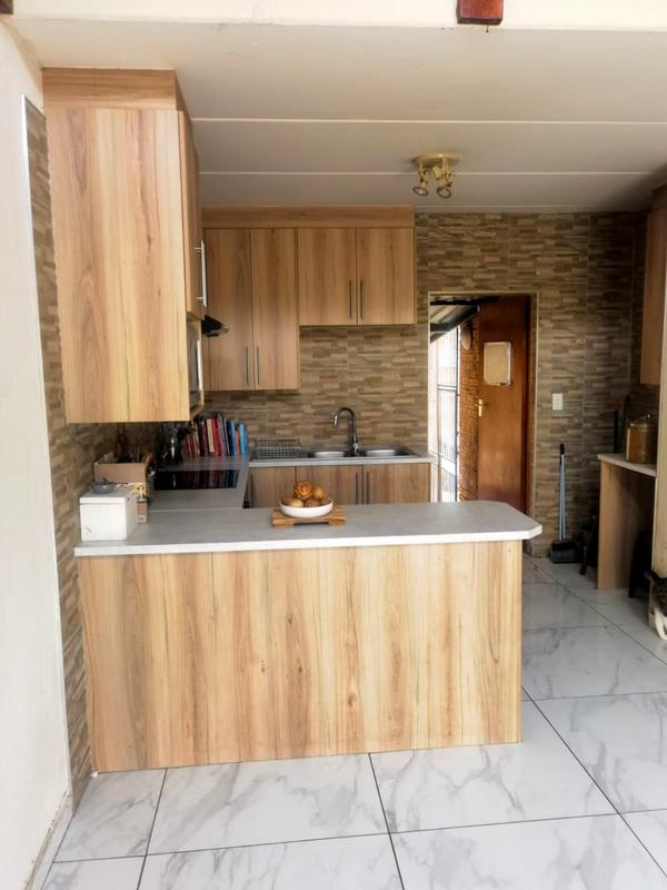 To Let 2 Bedroom Property for Rent in Honeypark Gauteng