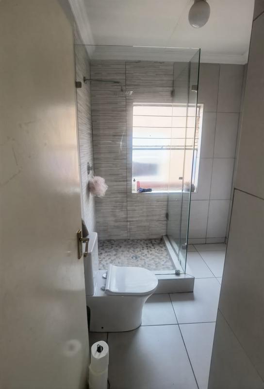 To Let 2 Bedroom Property for Rent in Honeypark Gauteng