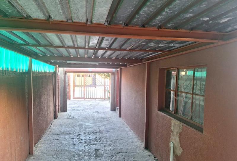 To Let 2 Bedroom Property for Rent in Zola Gauteng
