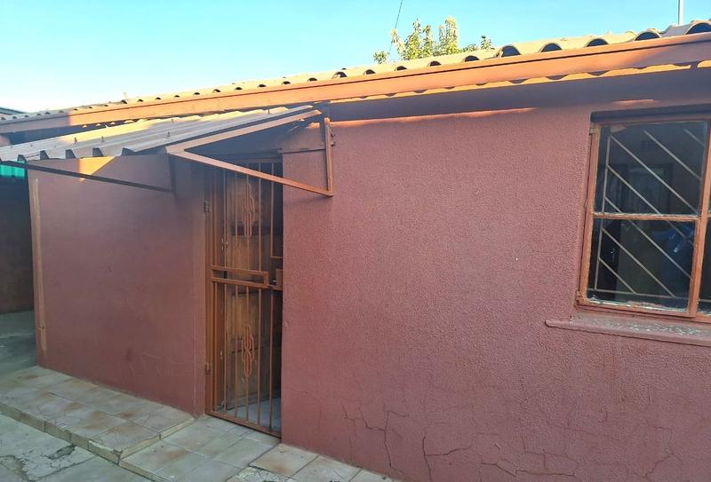 To Let 2 Bedroom Property for Rent in Zola Gauteng