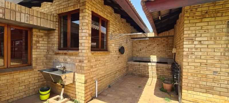 4 Bedroom Property for Sale in Poortview Gauteng