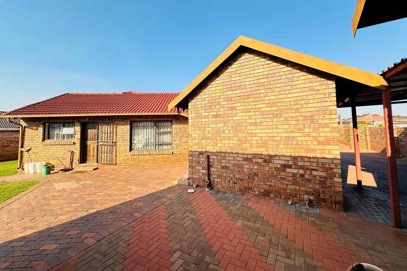 3 Bedroom Property for Sale in Zakariyya Park Gauteng