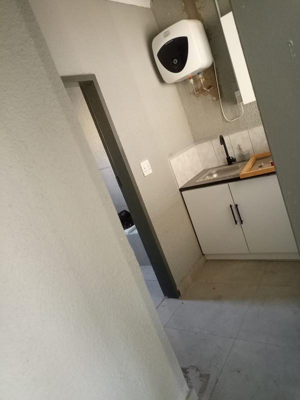 To Let 1 Bedroom Property for Rent in Glen Marais Gauteng