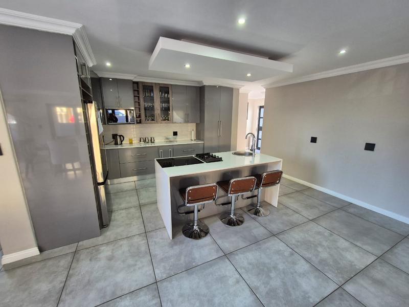 5 Bedroom Property for Sale in Theresa Park Gauteng