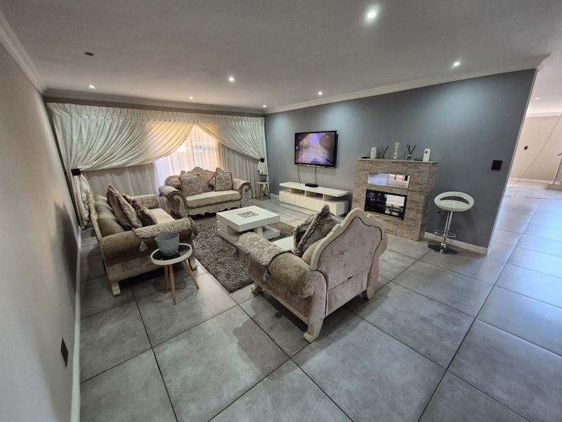 5 Bedroom Property for Sale in Theresa Park Gauteng