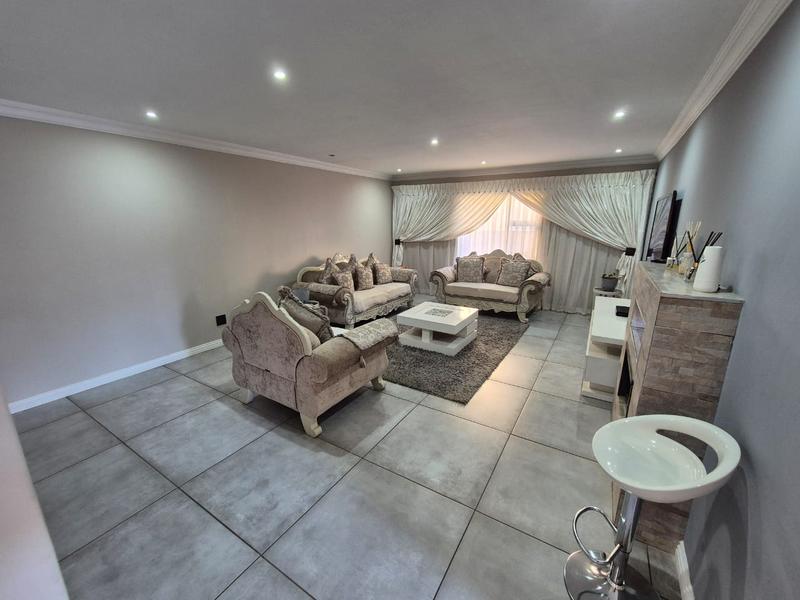 5 Bedroom Property for Sale in Theresa Park Gauteng