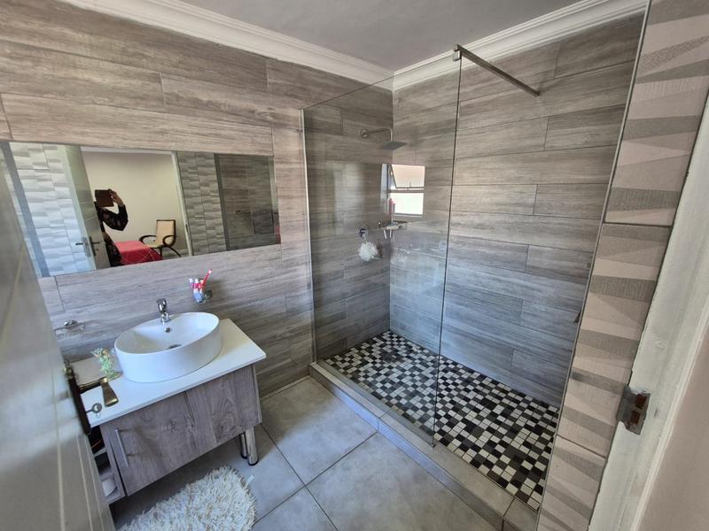 5 Bedroom Property for Sale in Theresa Park Gauteng