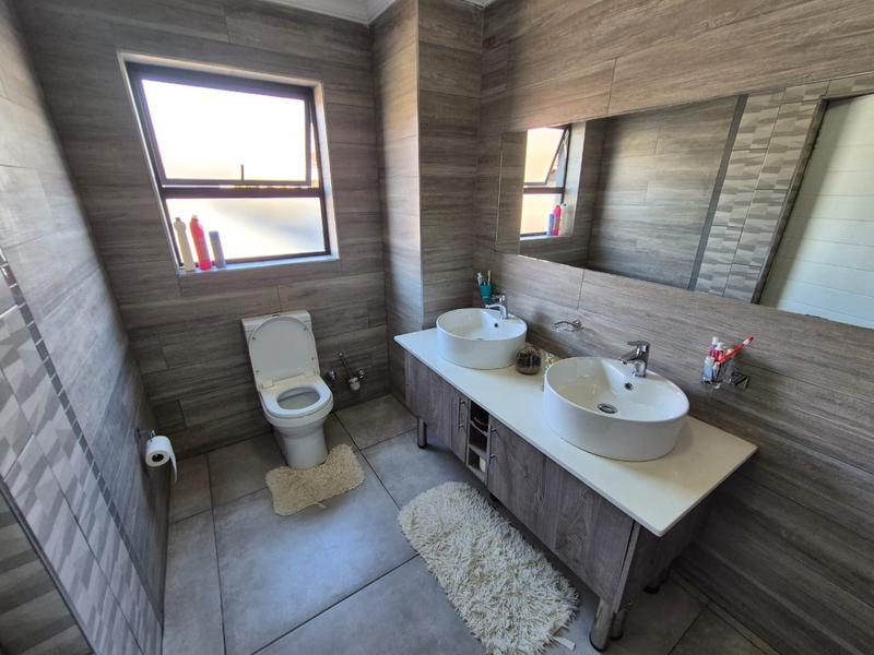 5 Bedroom Property for Sale in Theresa Park Gauteng