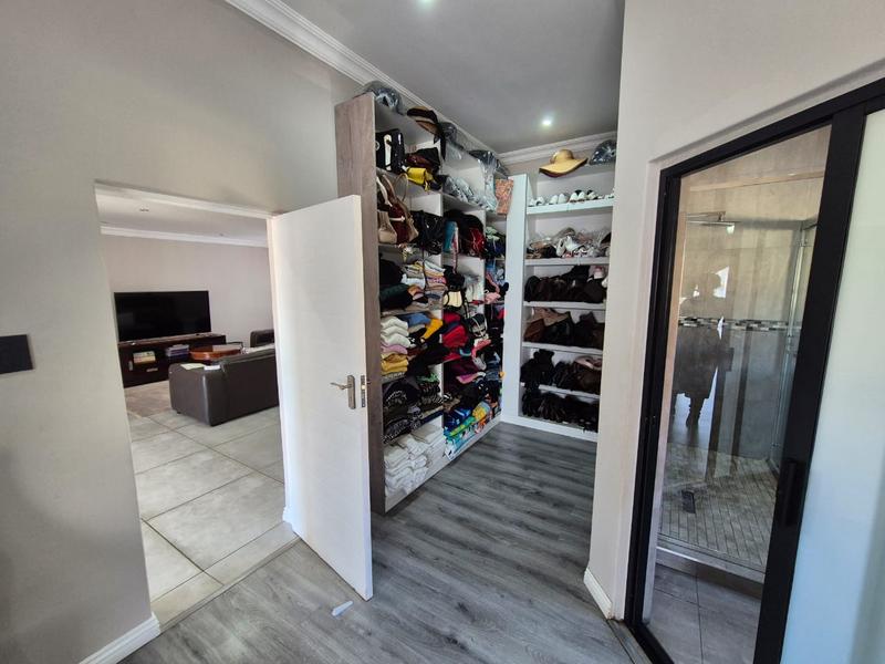 5 Bedroom Property for Sale in Theresa Park Gauteng
