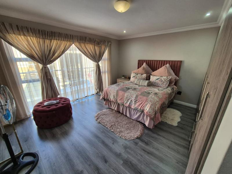 5 Bedroom Property for Sale in Theresa Park Gauteng