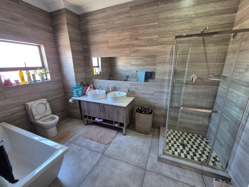 5 Bedroom Property for Sale in Theresa Park Gauteng