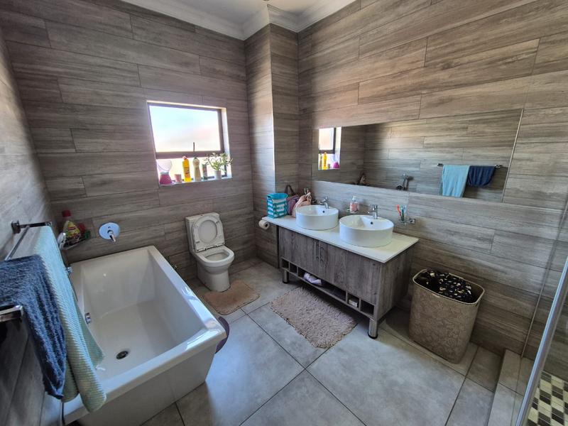 5 Bedroom Property for Sale in Theresa Park Gauteng
