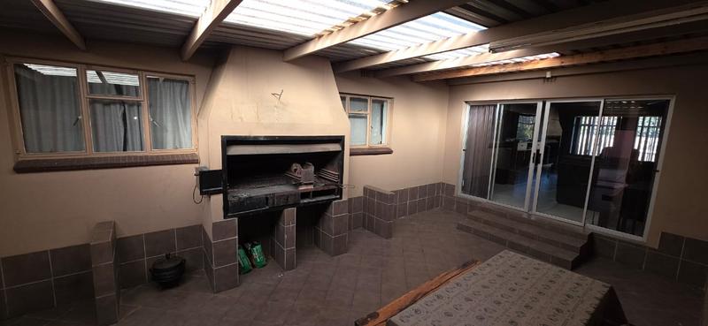 6 Bedroom Property for Sale in Buyscelia Gauteng