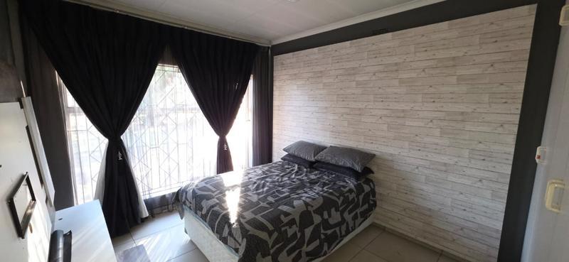 6 Bedroom Property for Sale in Buyscelia Gauteng