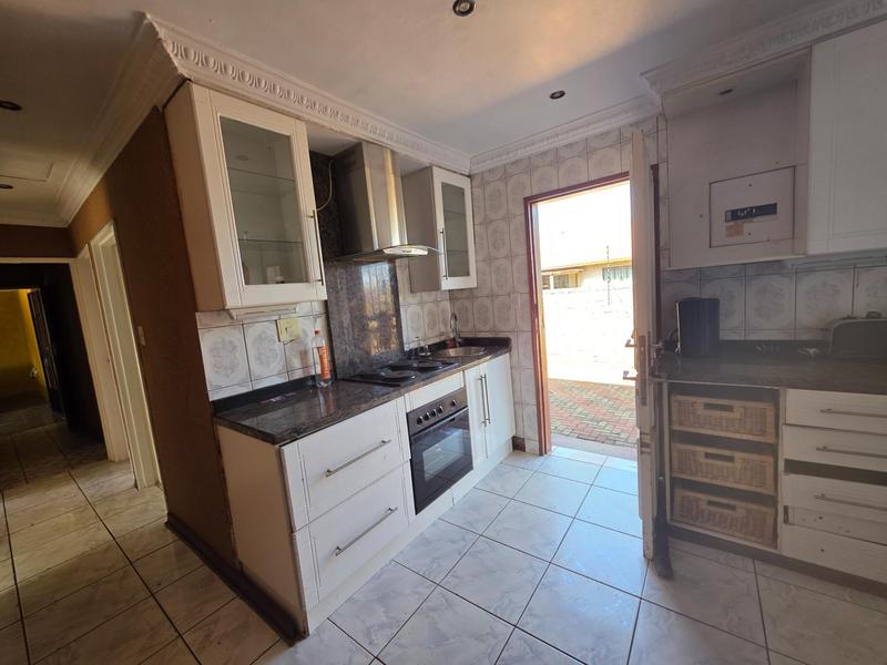 4 Bedroom Property for Sale in Dawn Park Gauteng