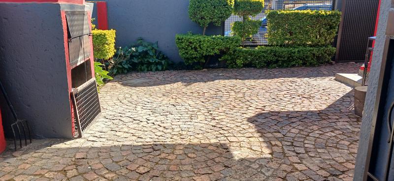 4 Bedroom Property for Sale in Clayville Gauteng