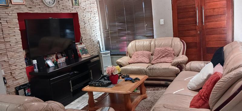 4 Bedroom Property for Sale in Clayville Gauteng