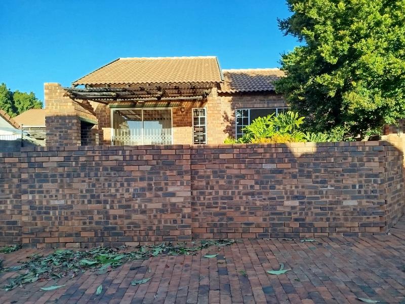To Let 2 Bedroom Property for Rent in Weltevreden Park Gauteng