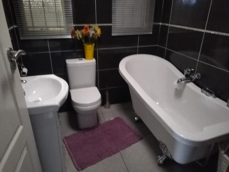 4 Bedroom Property for Sale in Protea Glen Gauteng