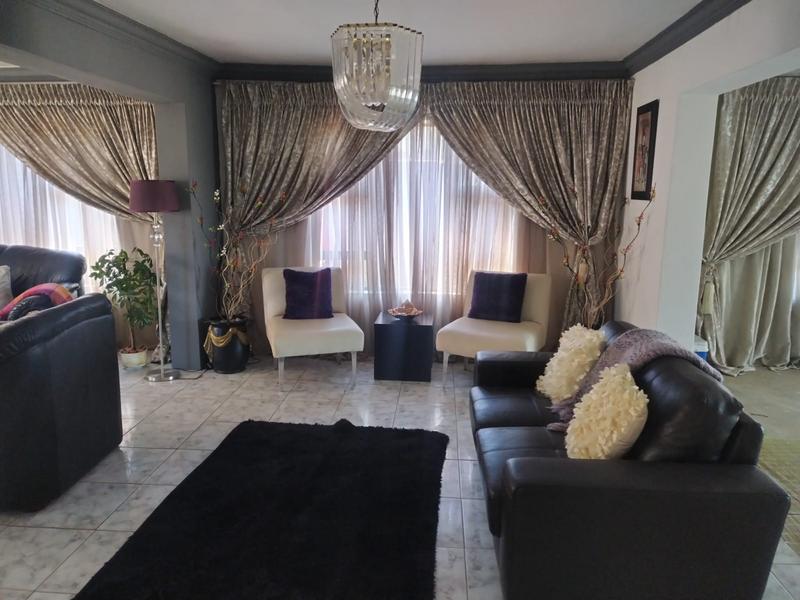 4 Bedroom Property for Sale in Protea Glen Gauteng