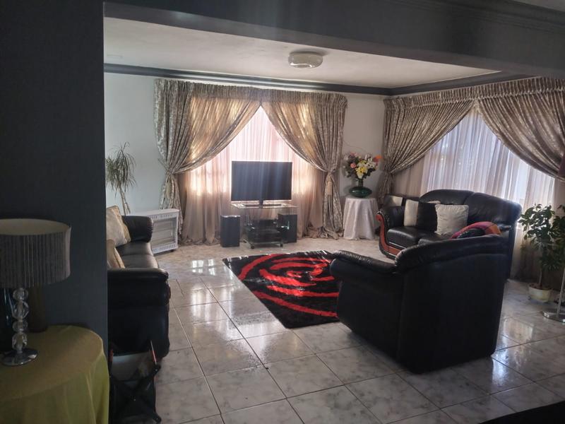 4 Bedroom Property for Sale in Protea Glen Gauteng