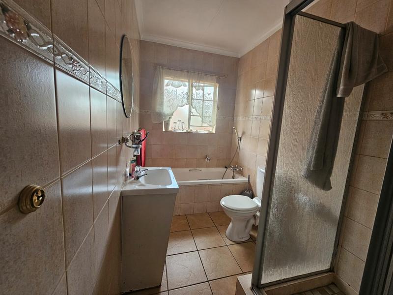 To Let 3 Bedroom Property for Rent in Glen Marais Gauteng