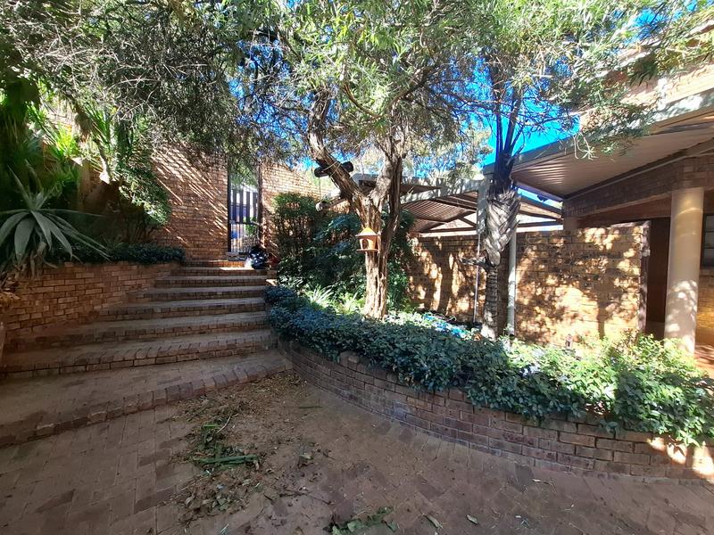 6 Bedroom Property for Sale in Erasmuskloof Gauteng