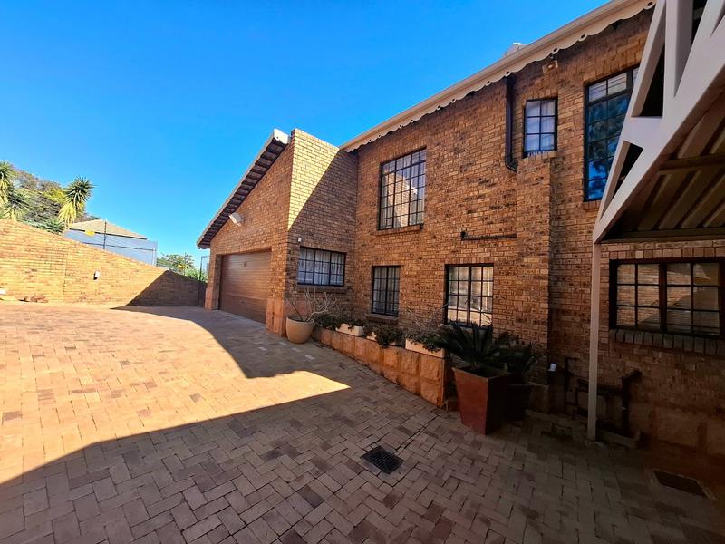 6 Bedroom Property for Sale in Erasmuskloof Gauteng
