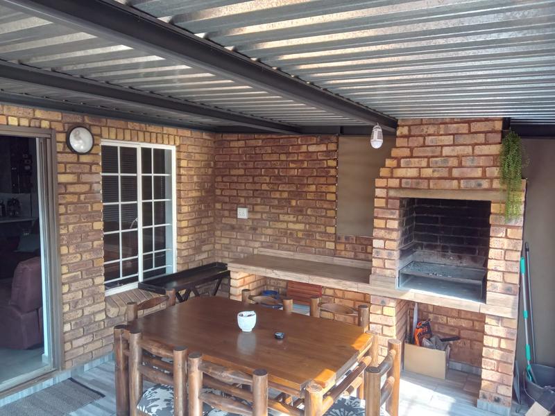 2 Bedroom Property for Sale in Rooihuiskraal North Gauteng