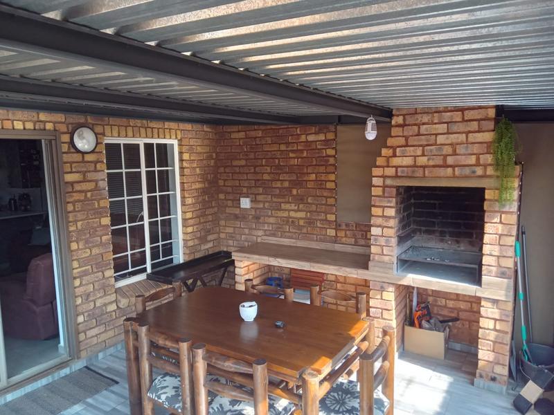 2 Bedroom Property for Sale in Rooihuiskraal North Gauteng