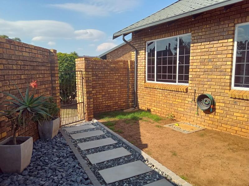 2 Bedroom Property for Sale in Rooihuiskraal North Gauteng