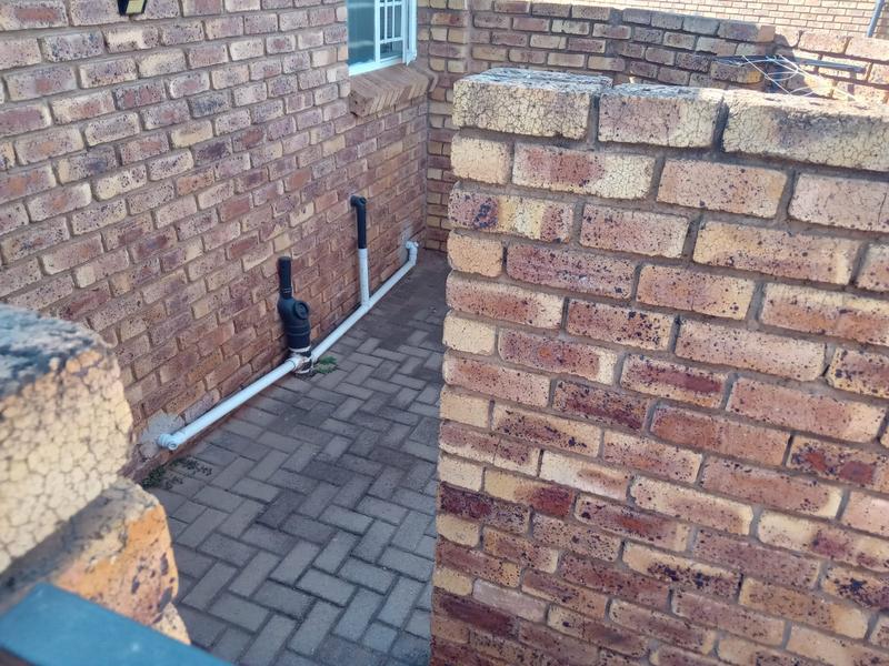 2 Bedroom Property for Sale in Rooihuiskraal North Gauteng