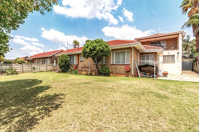 5 Bedroom Property for Sale in Helderkruin Gauteng