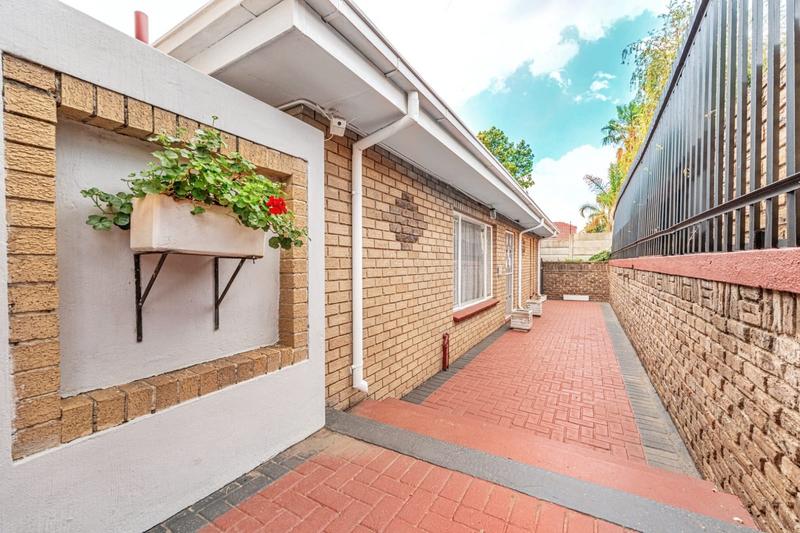 5 Bedroom Property for Sale in Helderkruin Gauteng