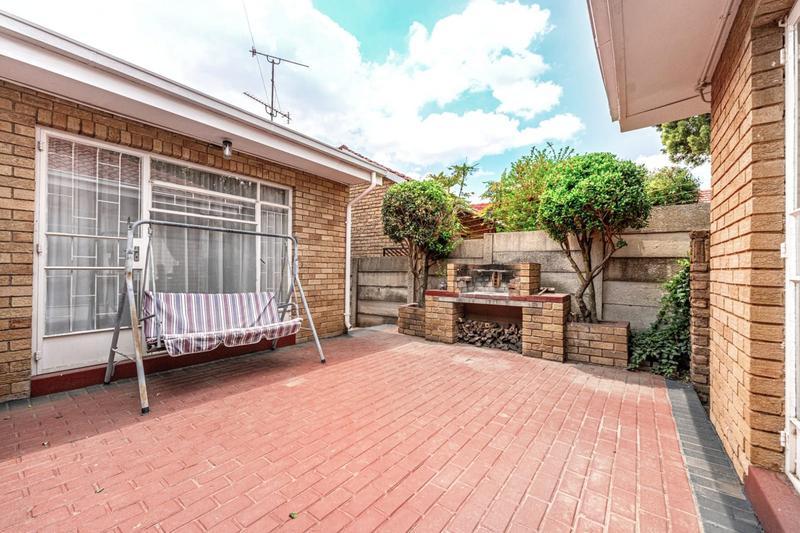 5 Bedroom Property for Sale in Helderkruin Gauteng