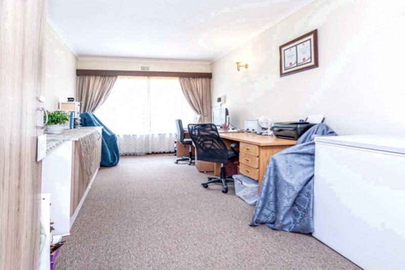 5 Bedroom Property for Sale in Helderkruin Gauteng