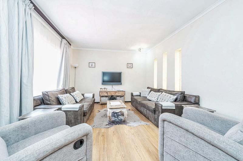 5 Bedroom Property for Sale in Helderkruin Gauteng