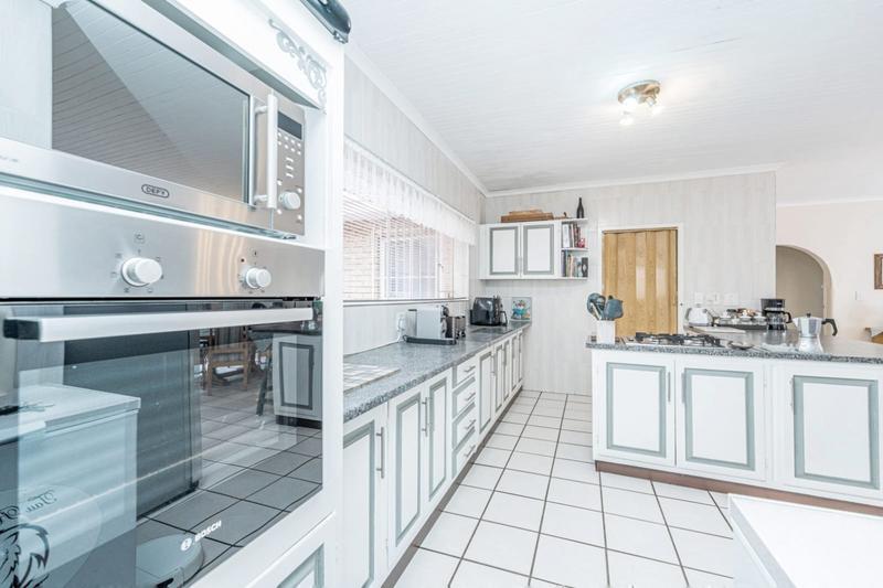 5 Bedroom Property for Sale in Helderkruin Gauteng